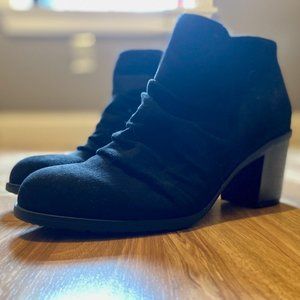 Arizona Jean Co. Memory Foam Booties